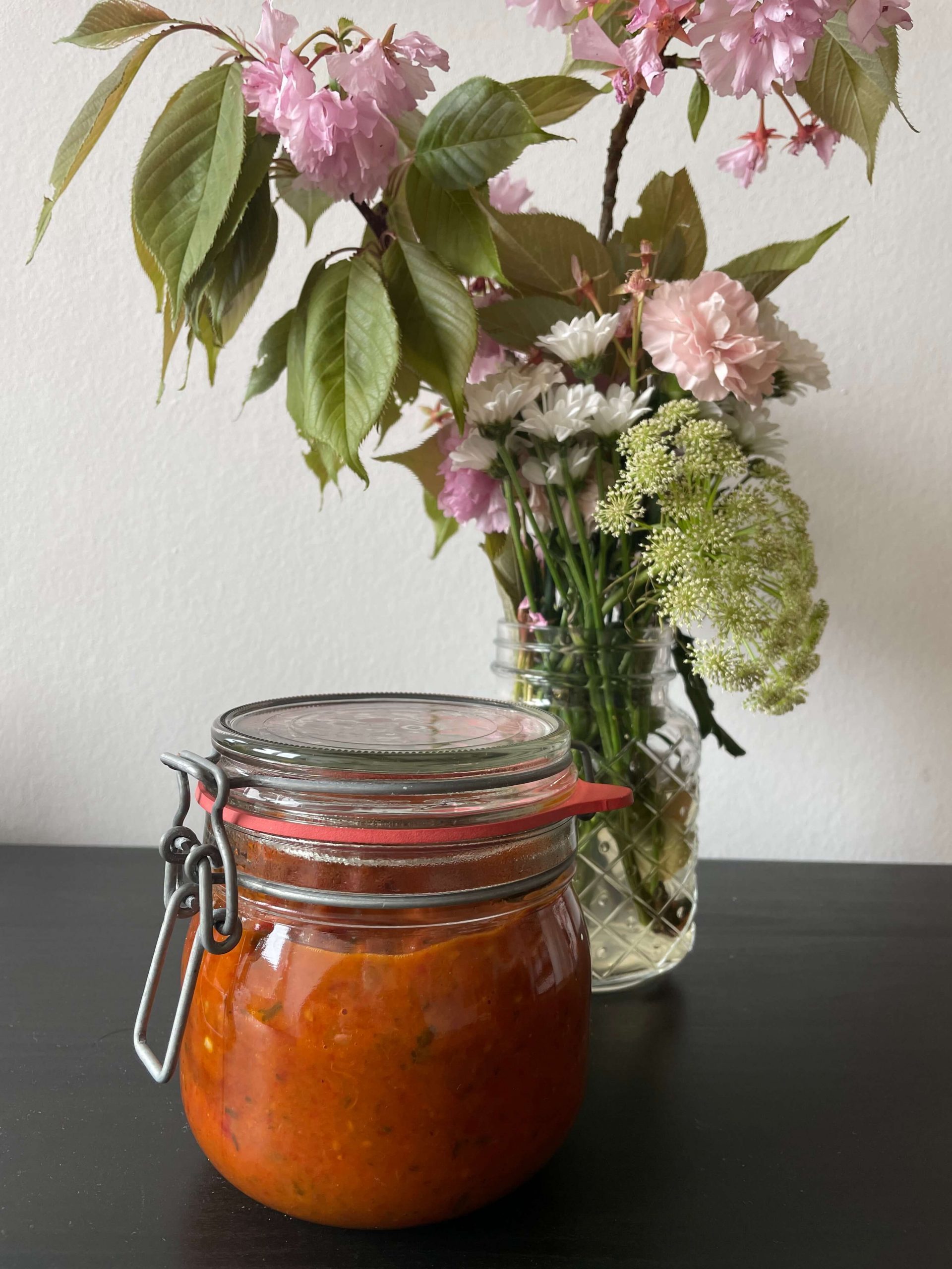 Ljuteniza fertig Ljuteniza im Glas mit Blume