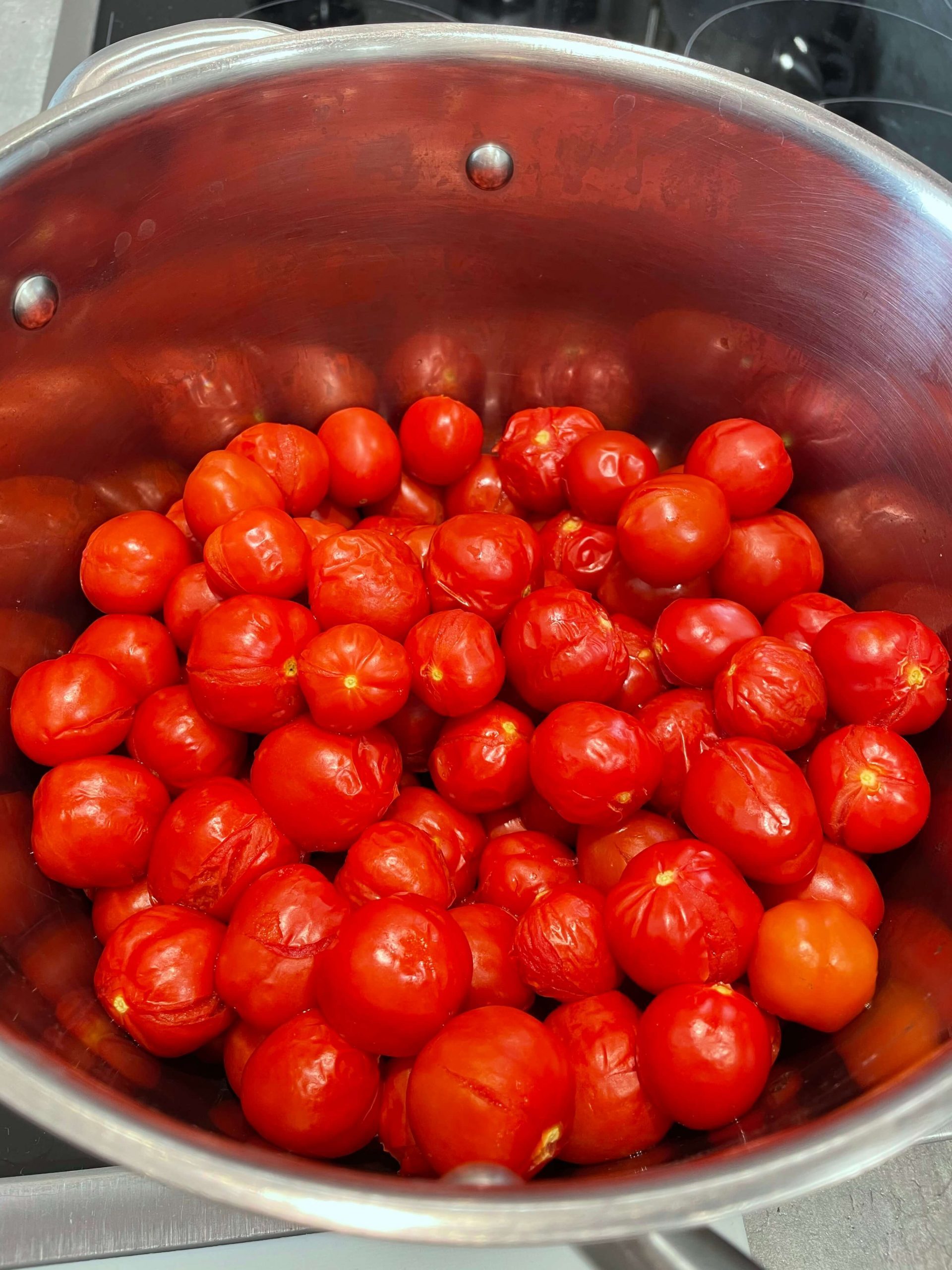 Tomaten im Topf Gekochte Tomaten im Topf