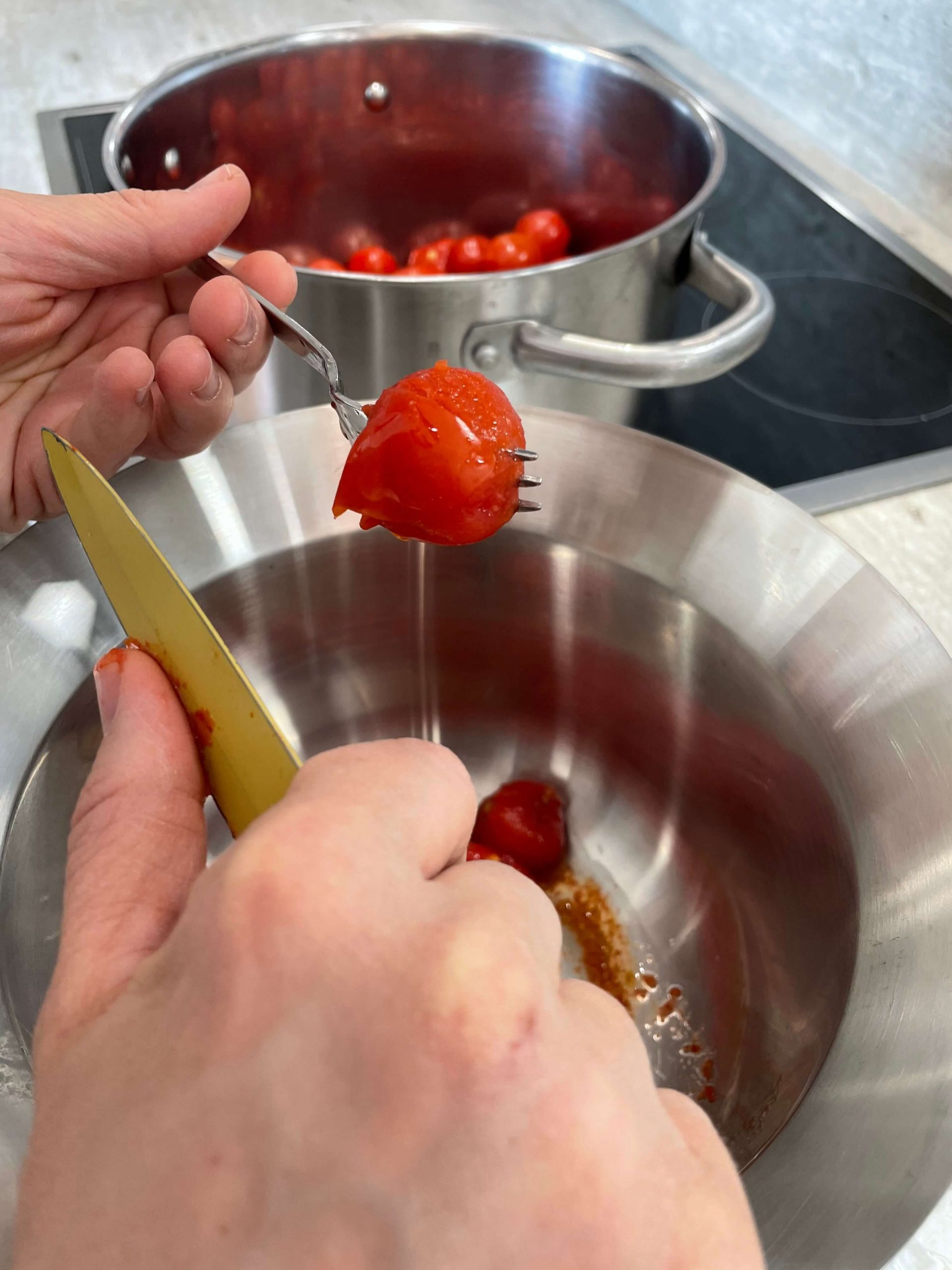 gekochte Tomaten schälen